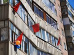 Новосибирцы вывесили на балконы Знамена Победы 